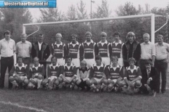 Eerste_elftal_met_de_shirtsponsoring_(1982)_[1024x768]